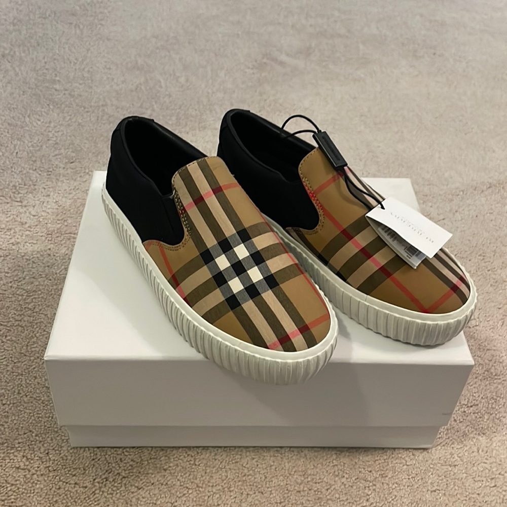 Burberry Boys Sneaker/ Loafers Size 34